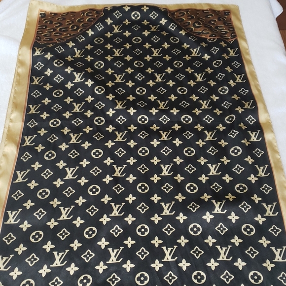 Large scarf - Picture 2 of 2